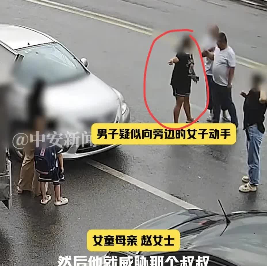 不知道大家发现没，湖南娄底男子拖走小女孩时，除了那位老爷爷，其实还有一位