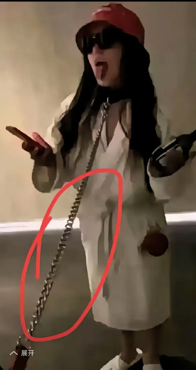 大连女大学生李某，这次玩大了，一夜火遍网络。啃香蕉，栓狗链，学狗叫，开心无限。不