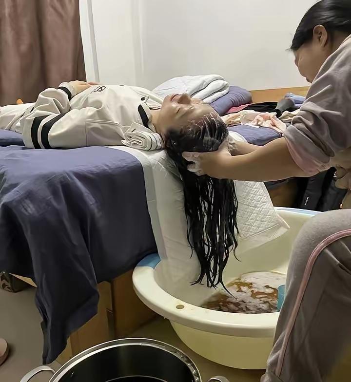 真有人贷款坐月子，我老婆就是。上个月她生完孩子跟我说订了个月子中心，6万8
