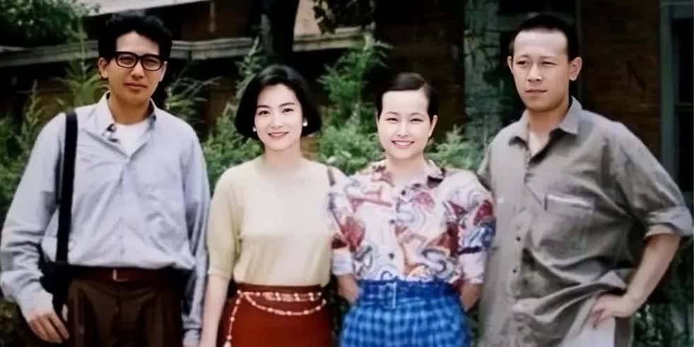 1990年，秦汉、林青霞、刘晓庆、姜文同框的合影。那时候秦汉44岁，林青霞36岁