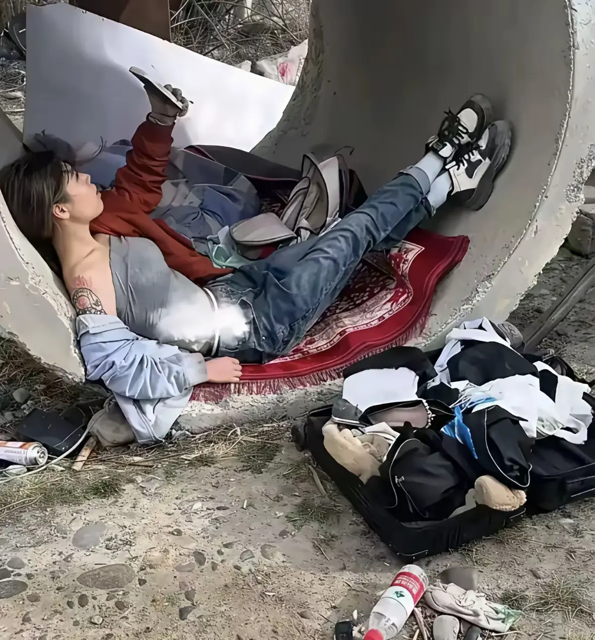 好奇！这姑娘长得这么漂亮，为啥在流浪呢？