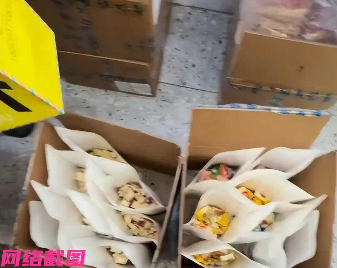重庆某处有游客在此想尝鲜买一小块奶芙，可没有想到当店员切下过秤，然后看到就要一百