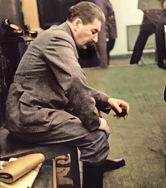 1941年6月22日凌晨4点31分，当德军开始入侵苏联，消息传到克里姆林宫，斯大