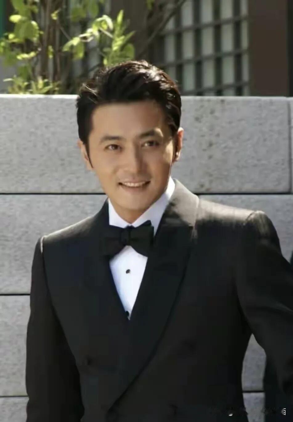 亚洲第一美男，果真帅气，比公认的帅哥三浦友和都要好看。他的五官简直，纯素颜不化妆