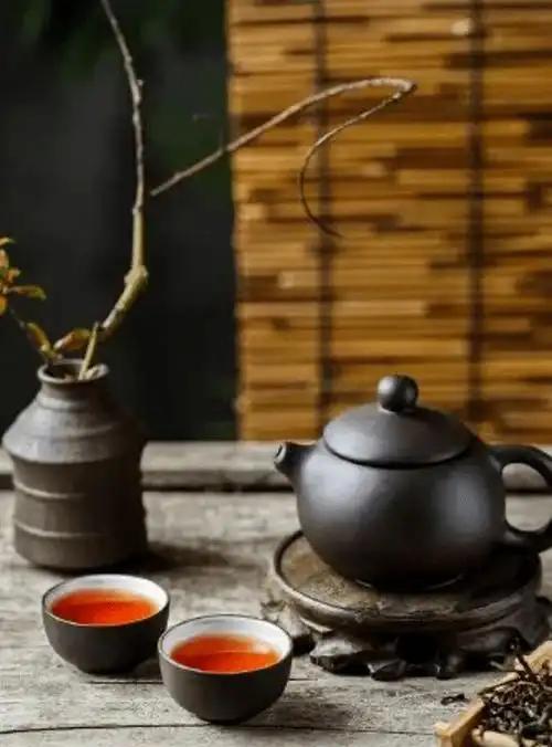 对于中年人最现实的一段话：“穿着廉价的衣服，过着憋屈的生活，上惹不起老，下教育不