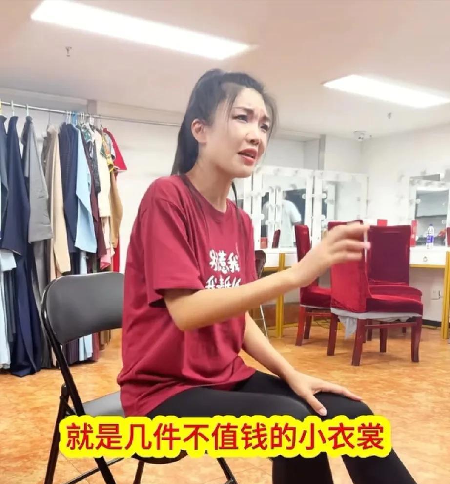 好多人说让嫂一个劲说班主拿戏服，为什么郑好不出来替老板辩解，是不是因为他跟两口子
