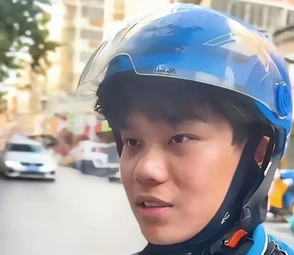 安徽阜阳，一男生高考之后去兼职送外卖，就在送餐途中，他收到班主任发来的消息，得知