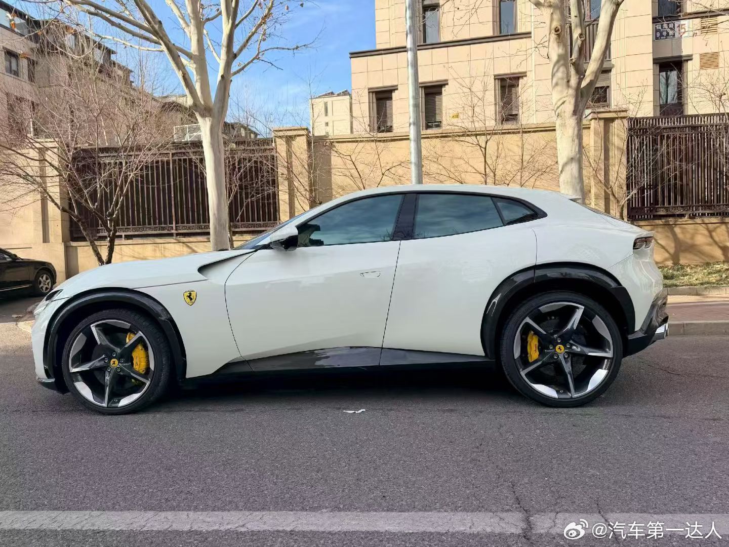 法拉利FUV，最美配色，后升级了碳纤维轮眉前部碳纤维机舱碳纤维后扰流碳纤维