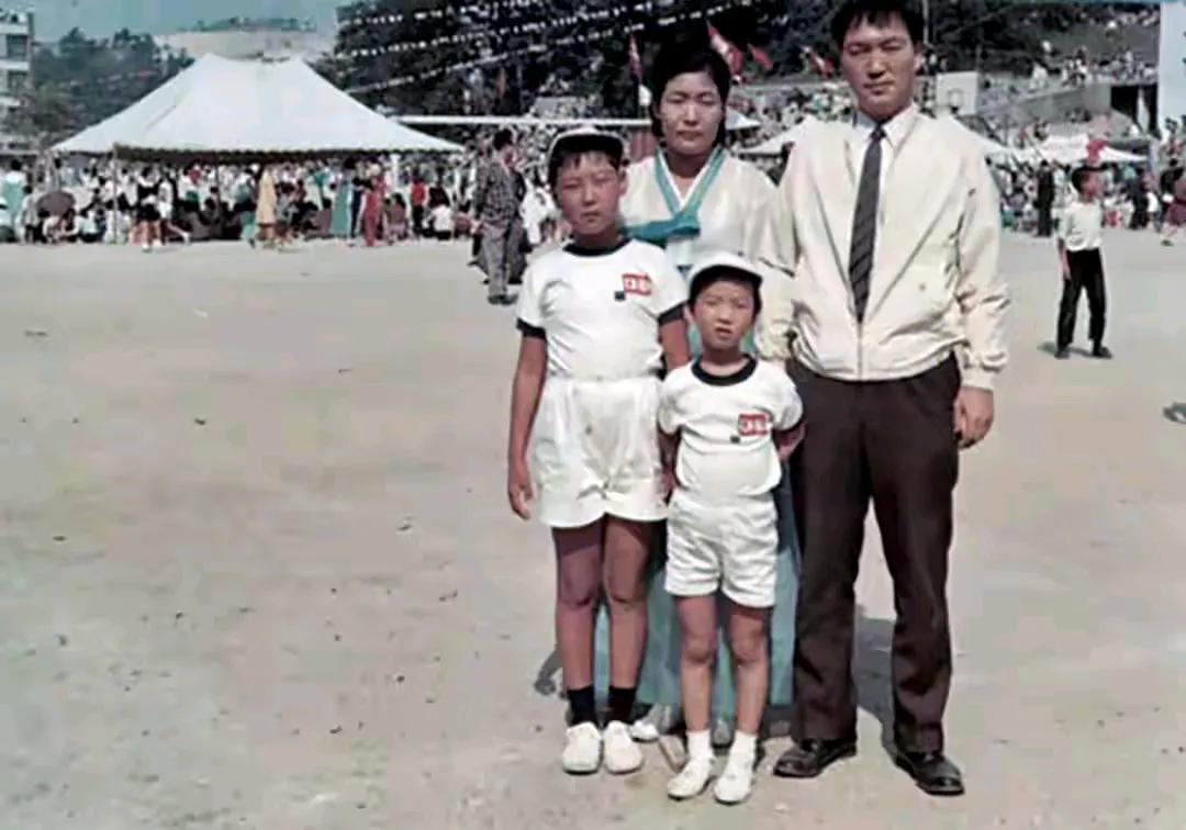 尹锡悦小时候和家人合影，那时的他比弟弟高好多哦。他父母长得很一般，所以他也是一般