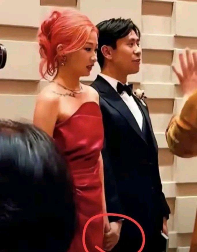 刘欢女儿刘一丝大婚的消息太让人惊喜啦!新郎正脸照曝光后,大家都觉得他长相老实耐看