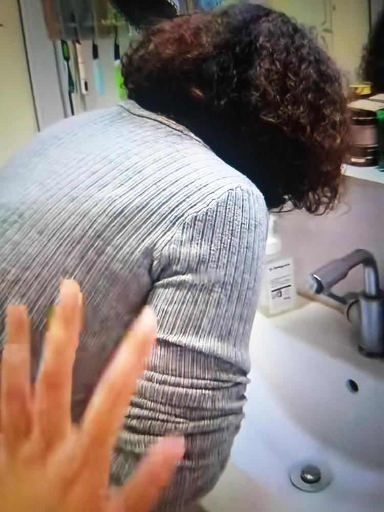 丢人丢到家了，54岁的婆婆狂吐不止，儿媳妇过来拍拍婆婆说：妈？是不是又怀上了，婆