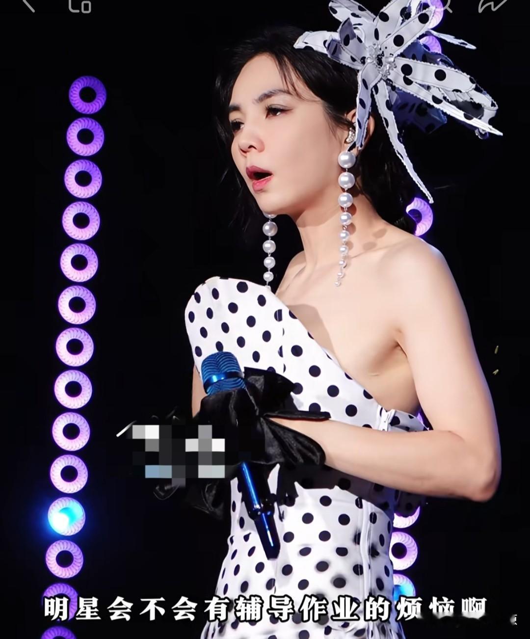 歌迷问Ella：“明星会不会有辅导作业的烦恼啊？”Ella：“我儿子念的是那种体制外学校，有点像实验