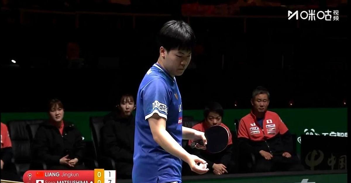 第四局2-7那刻。镜头扫到梁靖崑的鞋。他蹲下去系鞋带，系了三遍。不是鞋带真