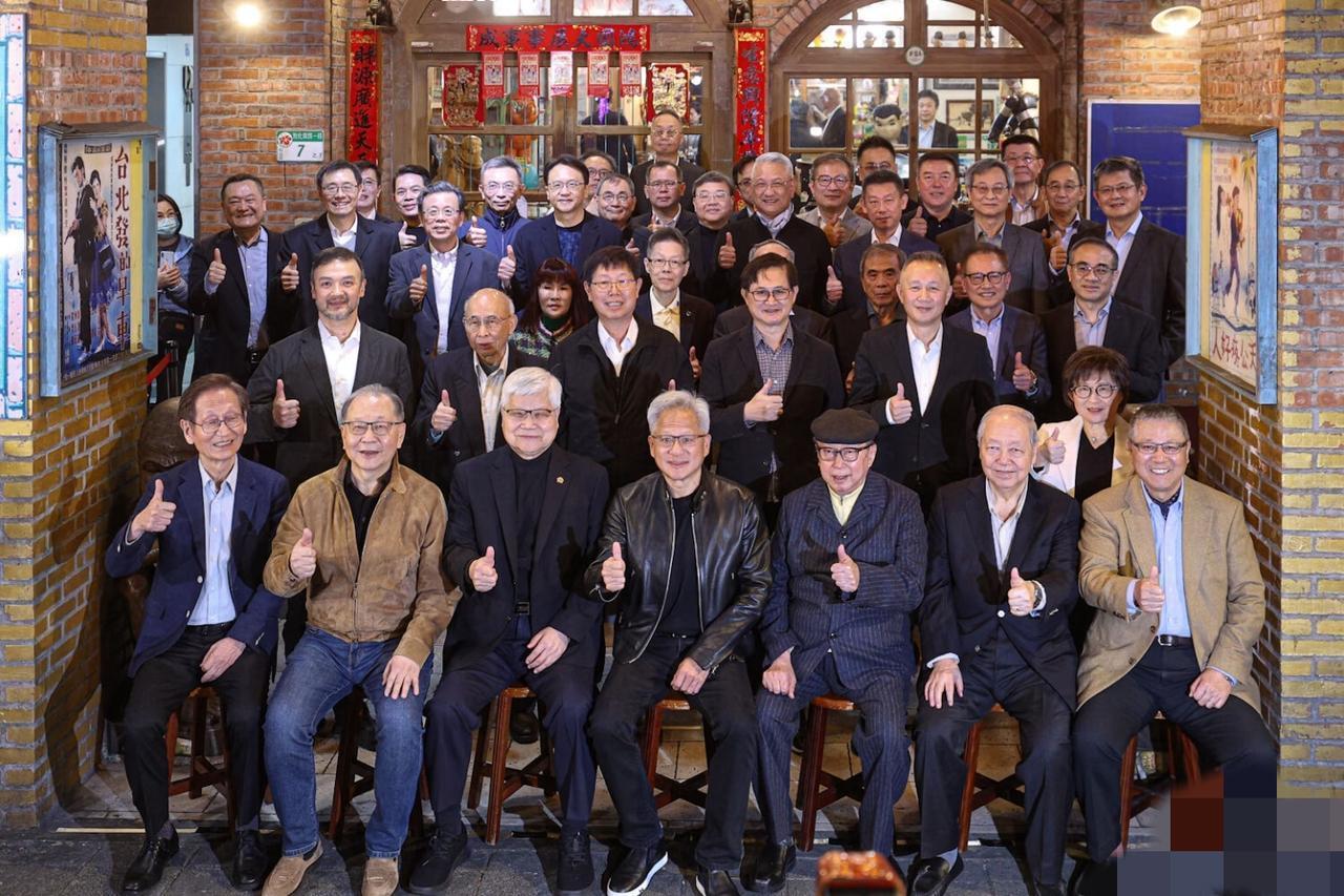 黄仁勋在台湾省宴请科技大佬，他是绝对的C位，富士康现任老板刘扬伟坐在他的身后！