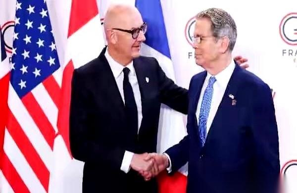 G7财长会上，美国财长贝森特那场表演，真是把人看笑了。他站起来，清了清嗓子，对