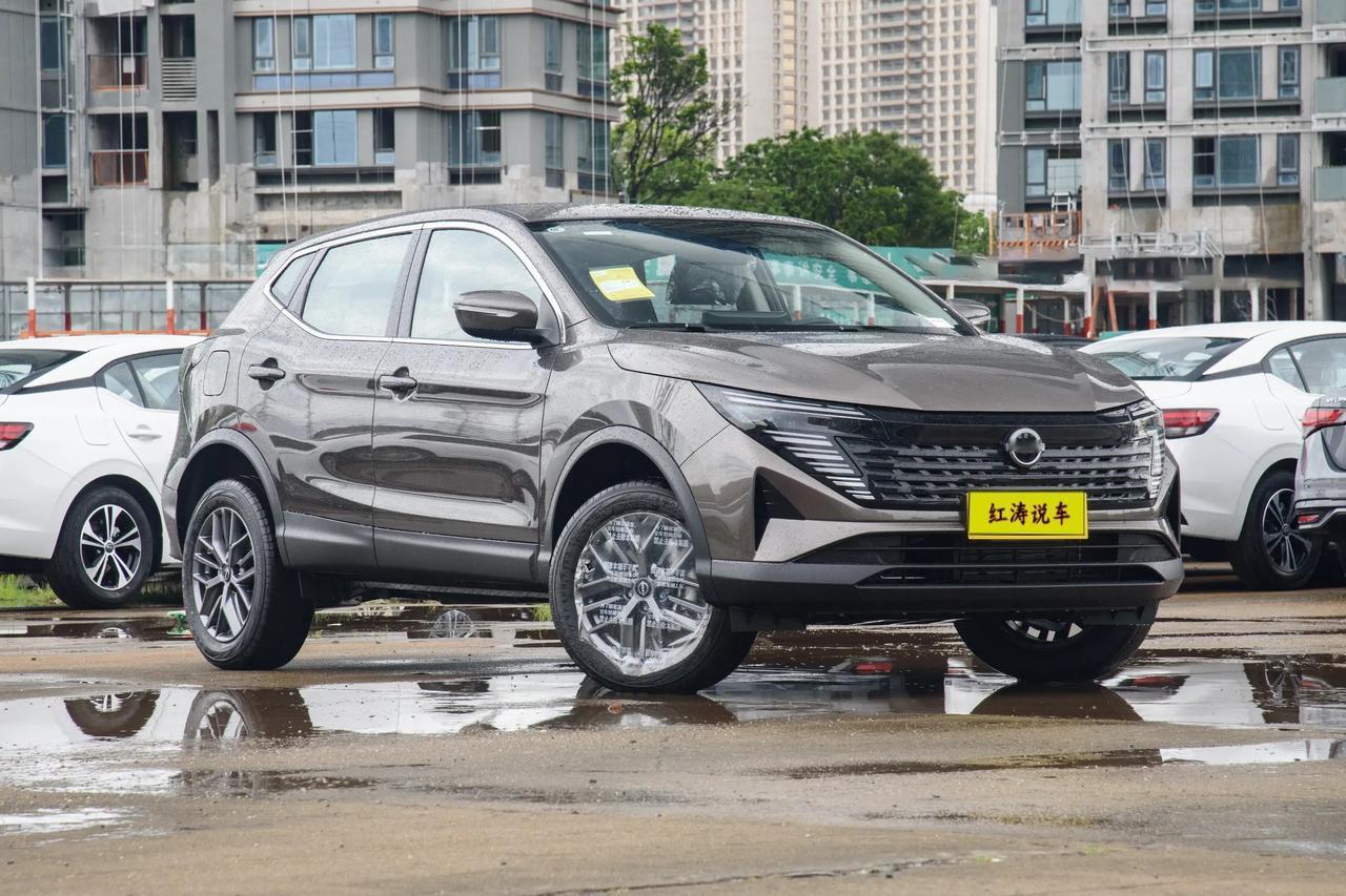 以前买辆日产逍客要15万元左右，而逍客做了做整容手术，更名为逍客·荣誉，不仅看着