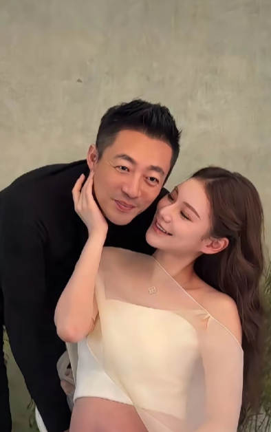 马筱梅晒和汪小菲的写真，网友评论:感觉小菲的表情好勉强，马筱梅看到了，回复:套一