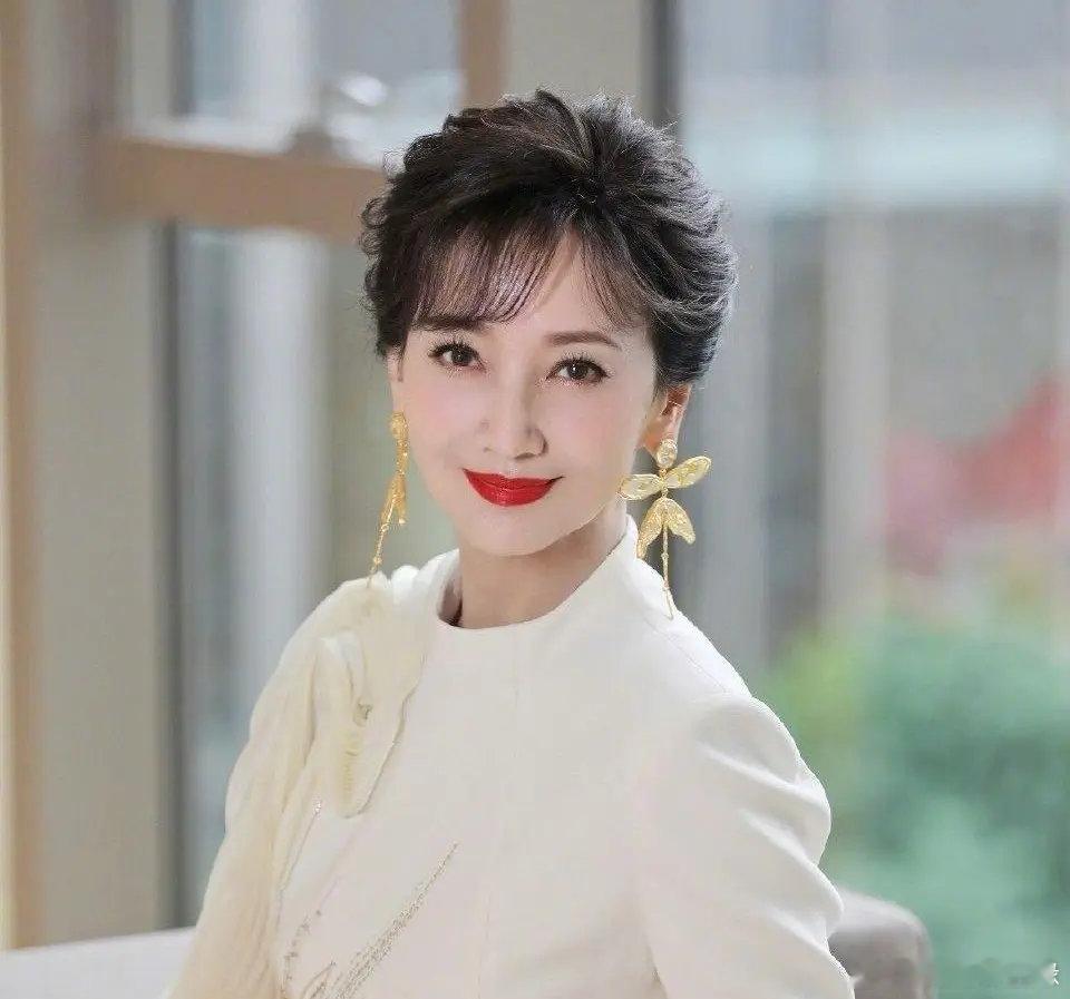 赵雅芝酒店变态跟踪狂赵雅芝都72岁了，还会因为工作遭遇变态跟踪狂，也太让人揪心