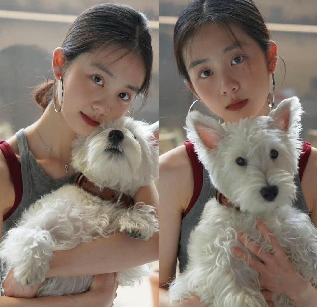 把黄多多和孙莉的照片放一起，我看了三遍，愣是没分清谁是谁。黄磊这基因也太偏心了