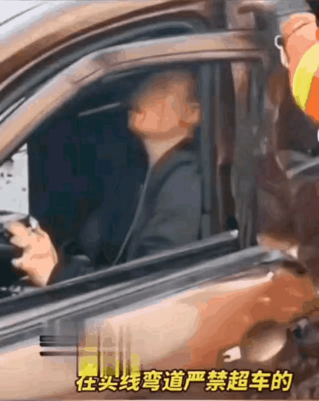 一直警示：宁停三分，不抢一秒！这辆小轿车，如果不抢这一秒，就不会造成车祸！有