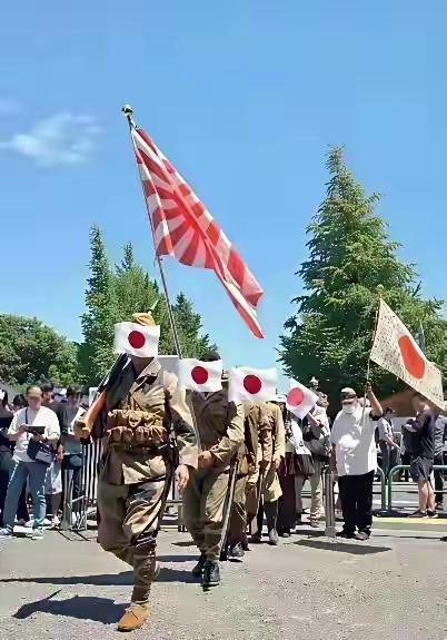 日本部分人罔顾历史伤痛。这画面写实的是日本一家三代人凑合在一起，精心打扮，模仿当