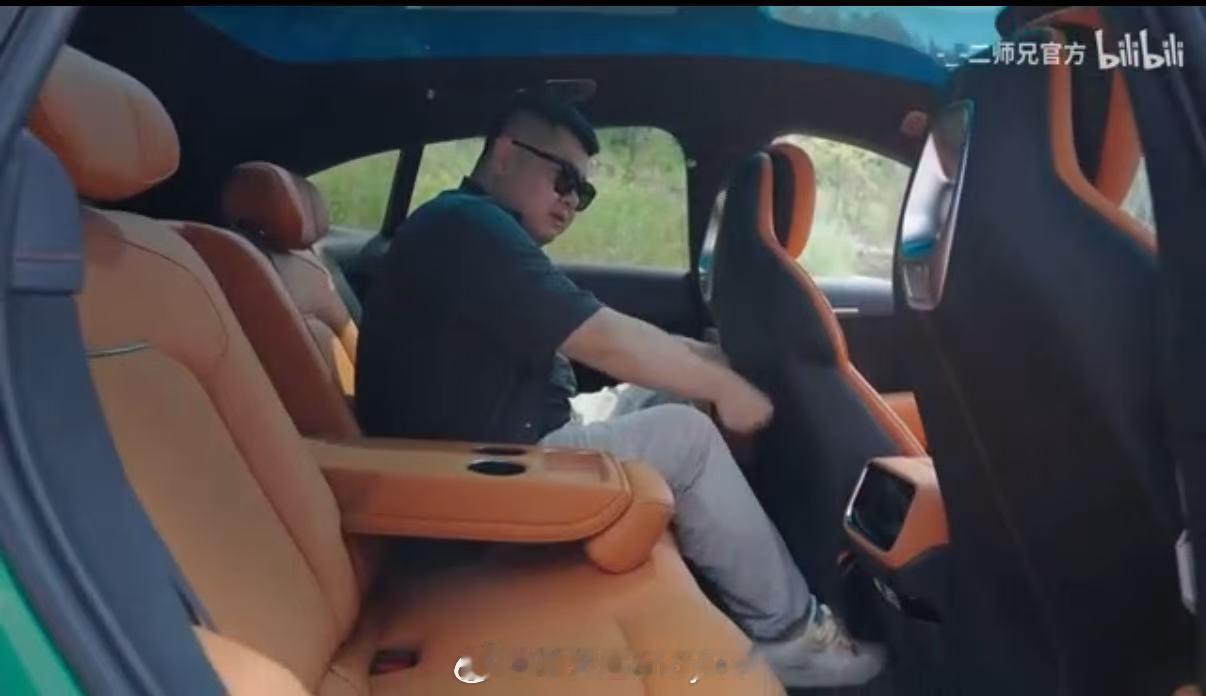 感受一下小米YU7的后排空间​​​