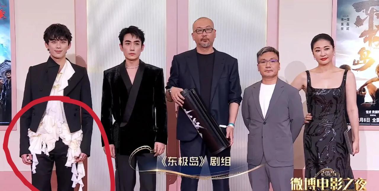 咋就是说，吴磊啊你长得是很帅，小脸宽肩的笑容也很甜的，可是就这衣服是谁给你