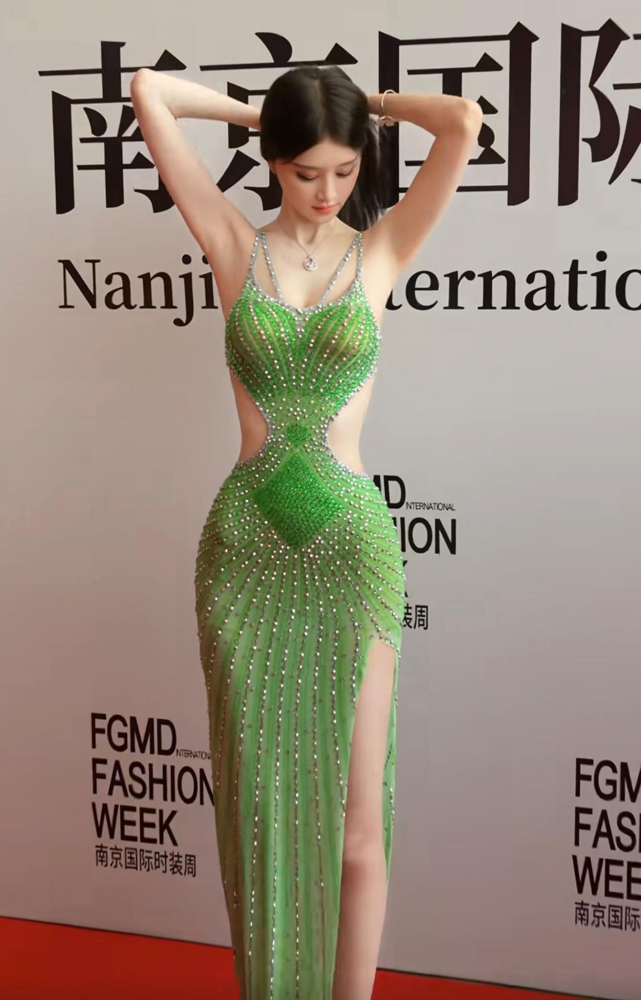 看得我都妒忌得面目全非！这种颜值气质真的没法喷，谁能不喜欢？白舒（猫总Le