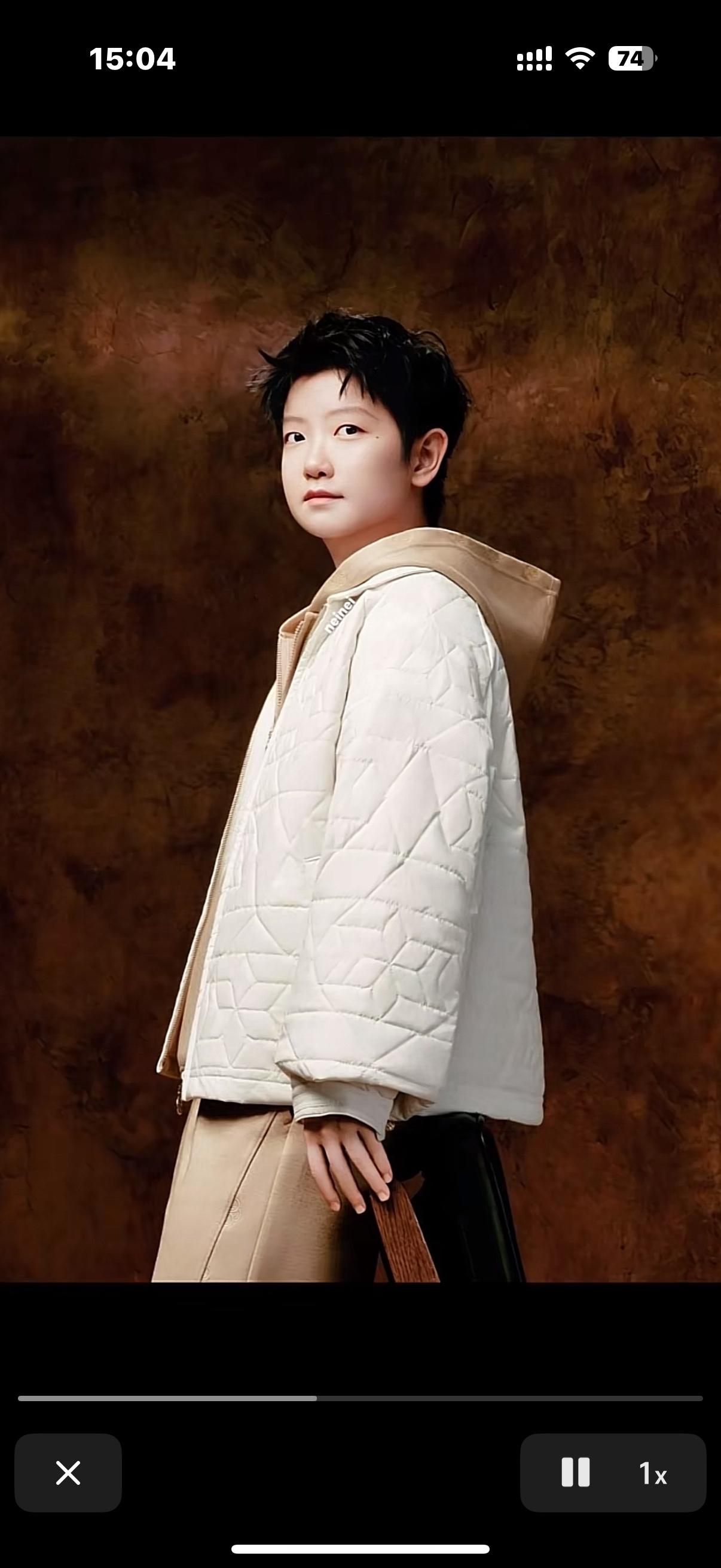 莎莎最近代言不断，超帅气！之前调侃的“美团开会”竟成真，当初大家笑说她那件晃眼外