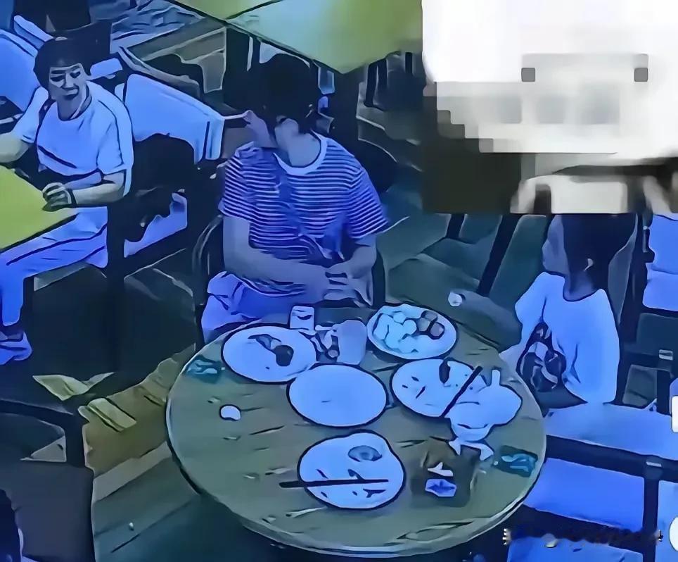 西安捏蛋姐已社会性死亡。大家都知道自助餐是不让带离的，可她偏要带走，被阻拦后