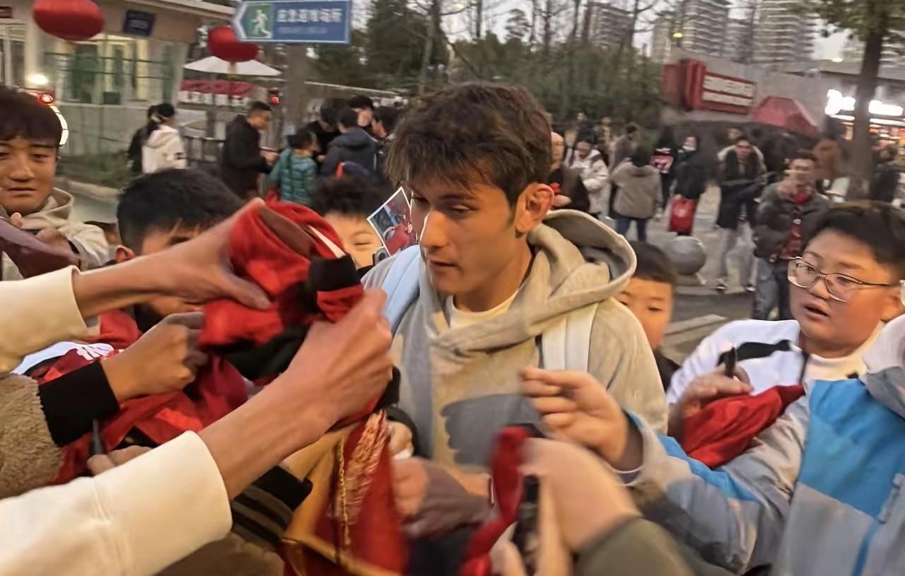 虽然是热身赛，但成都蓉城与青岛西海岸打成3：1，还是有可关注的信息：上半场全