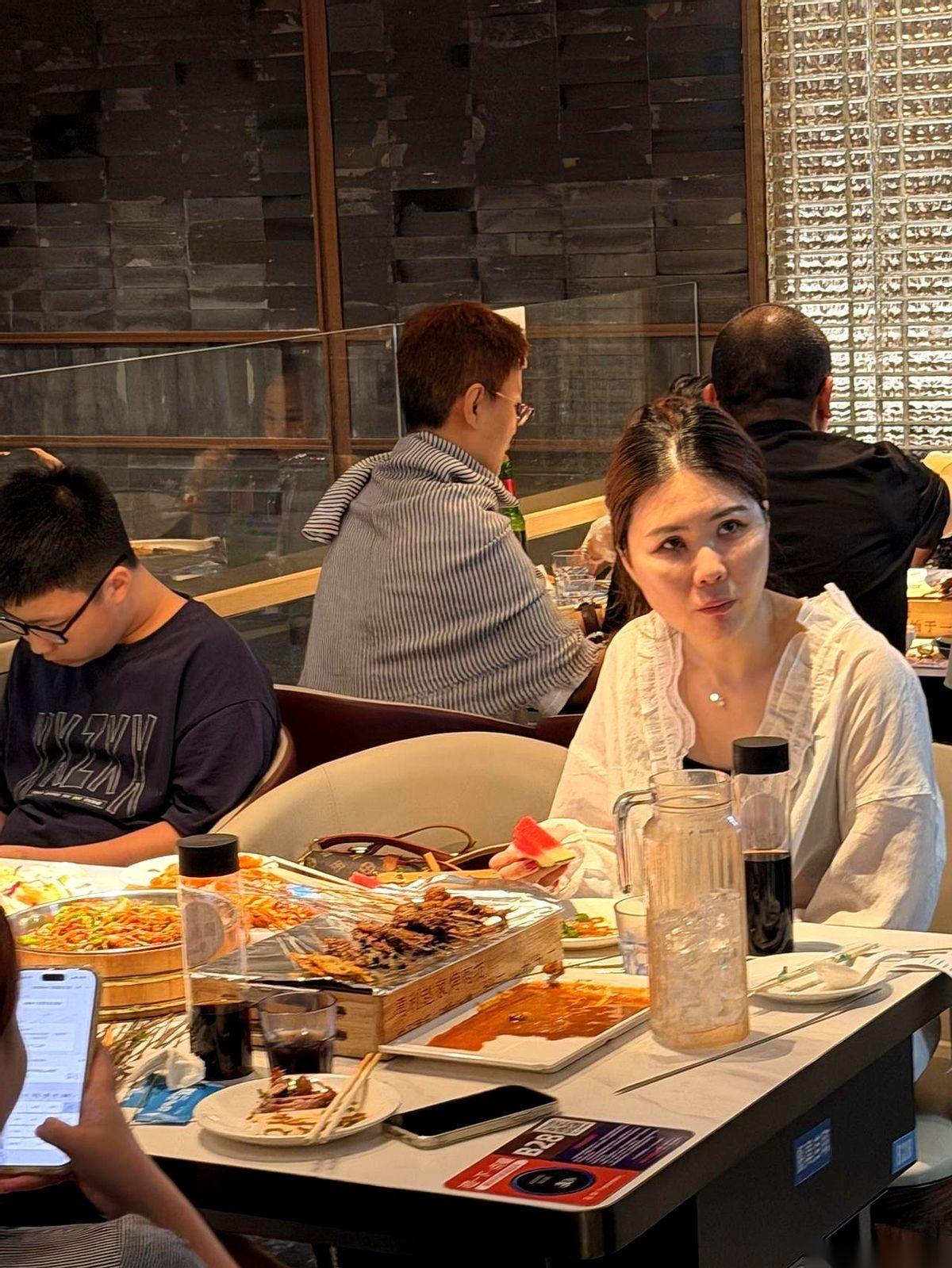 晚上六点三十五分，西安翠华路。我们一行人，几个编剧，几个影视公司老板，全被堵在一