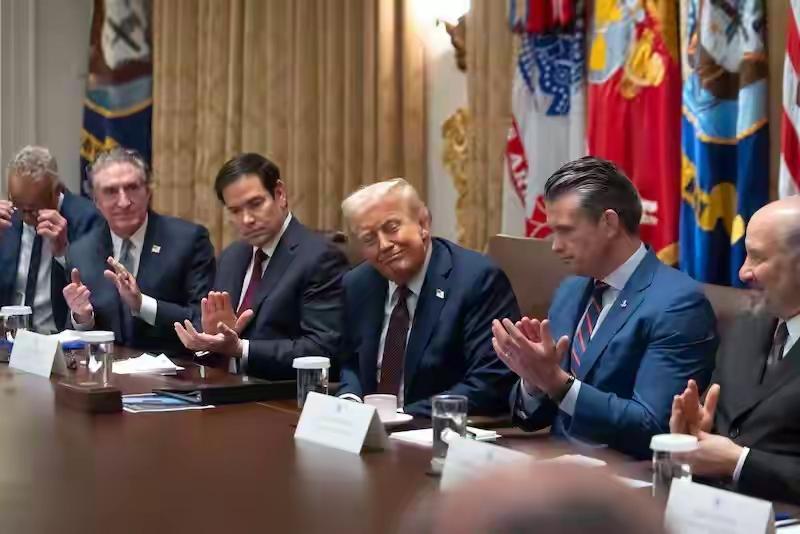 美国总统是世界上最幸福的人，因为他的周围，全是马屁精，据美国媒体报道，特朗普内