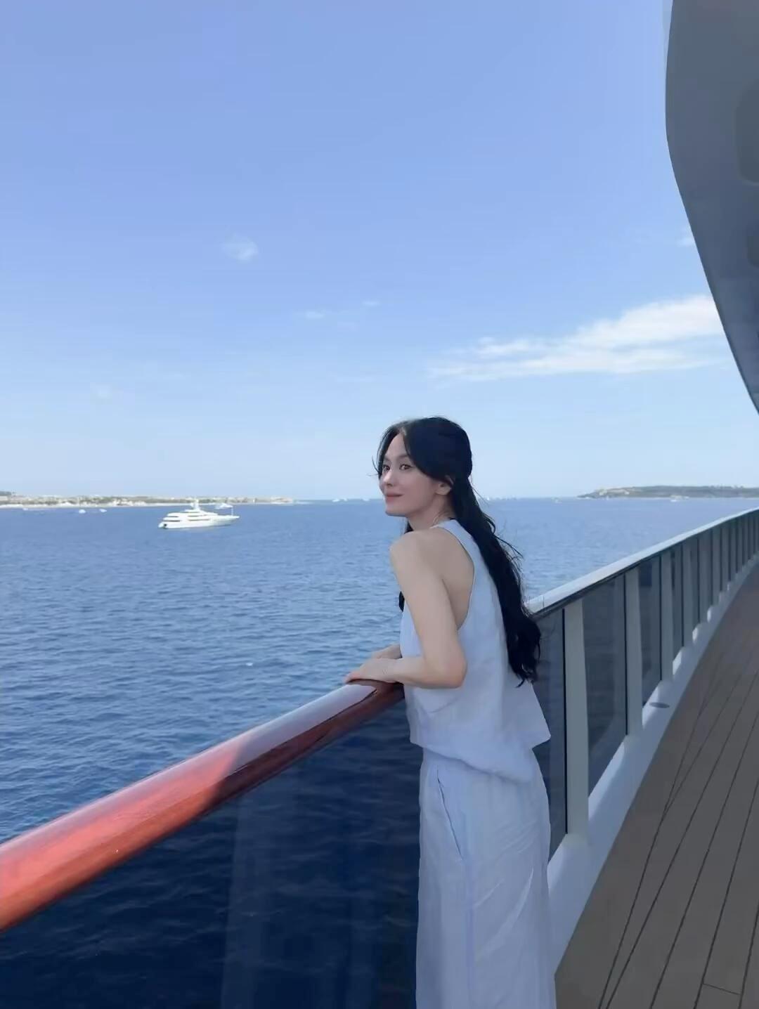 宋慧乔又瘦了宋慧乔在戛纳的海边松弛感～看着好舒服！！这几套造型都好好看！