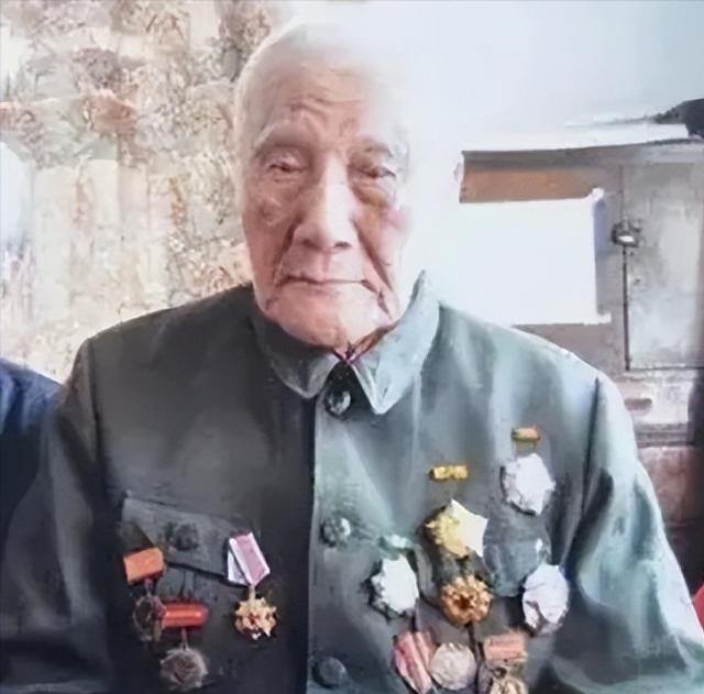 1940年，毛主席前往食堂打饭，却不知，一个特务拎着根柳木棒已经冲到了他的身后，