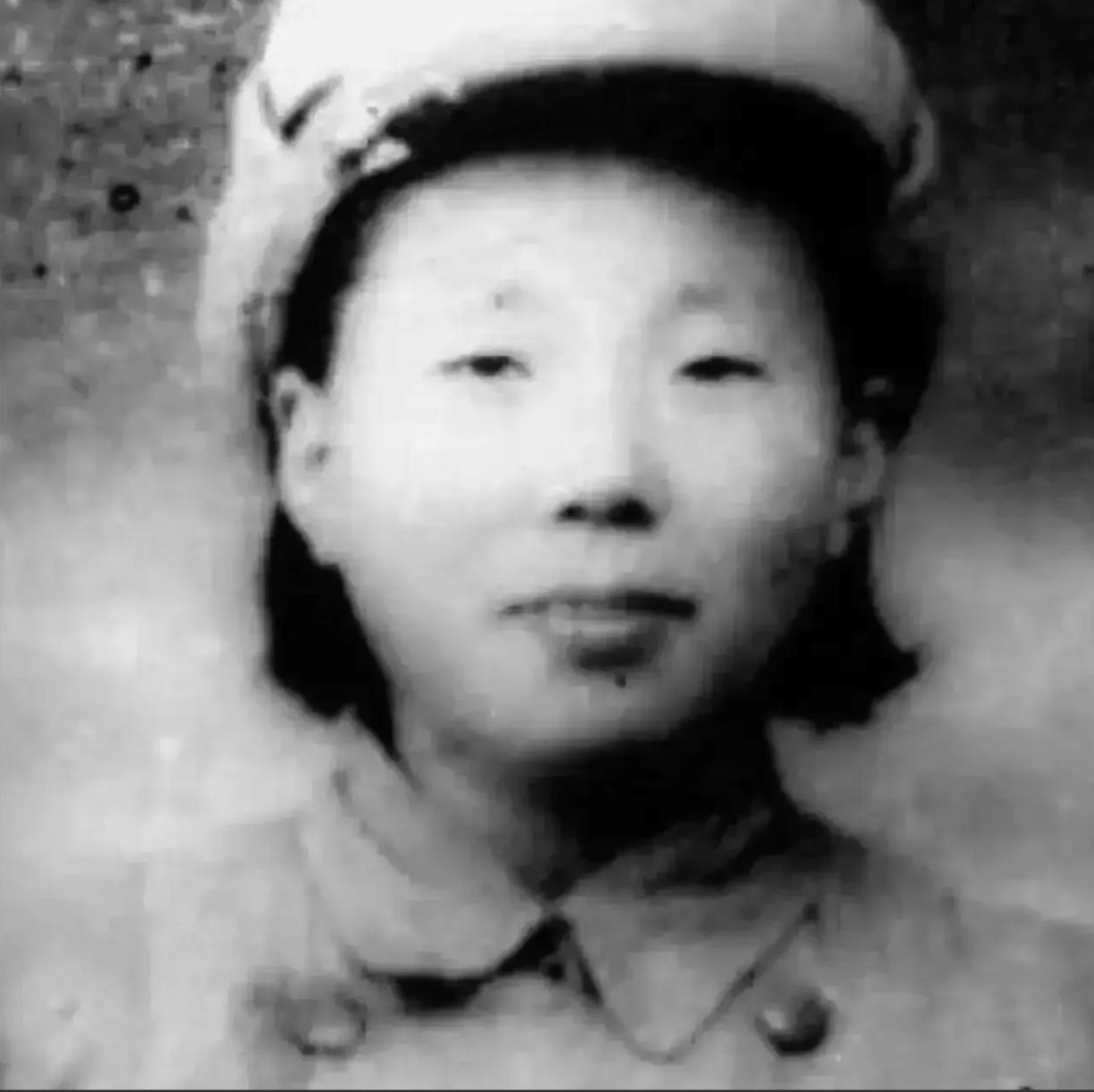 1945年，八路军卫生队长张明，被日军吊起来拷打，这时，一个老乡凑到张明的脸边，
