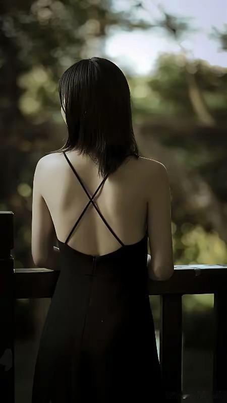有的人天生就不用受累过日子。我家楼下住着一个嫂子。她26岁结婚，一开始和老公说