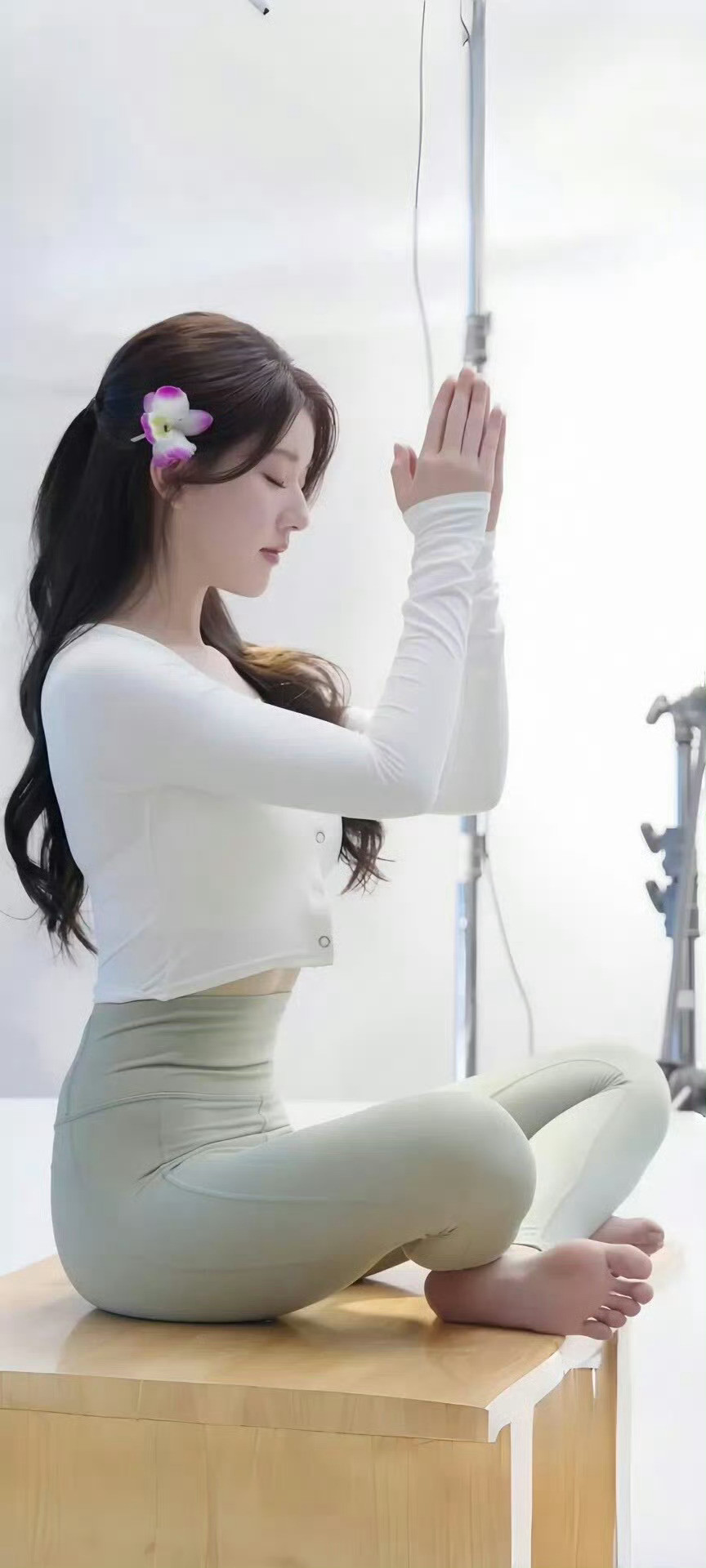 赵露思瑜伽好美特别第二张[捂眼睛]​​​