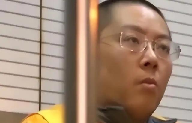 短短18个月就挥霍掉380多亿公款，平均每个月烧掉20多个亿，不仅买空奢侈品店，