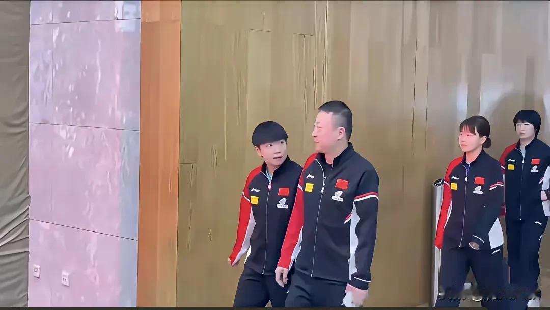 从孙颖莎八卦的小眼神中，我们漏掉了什么？！大家都知道，美国大满贯，马琳并