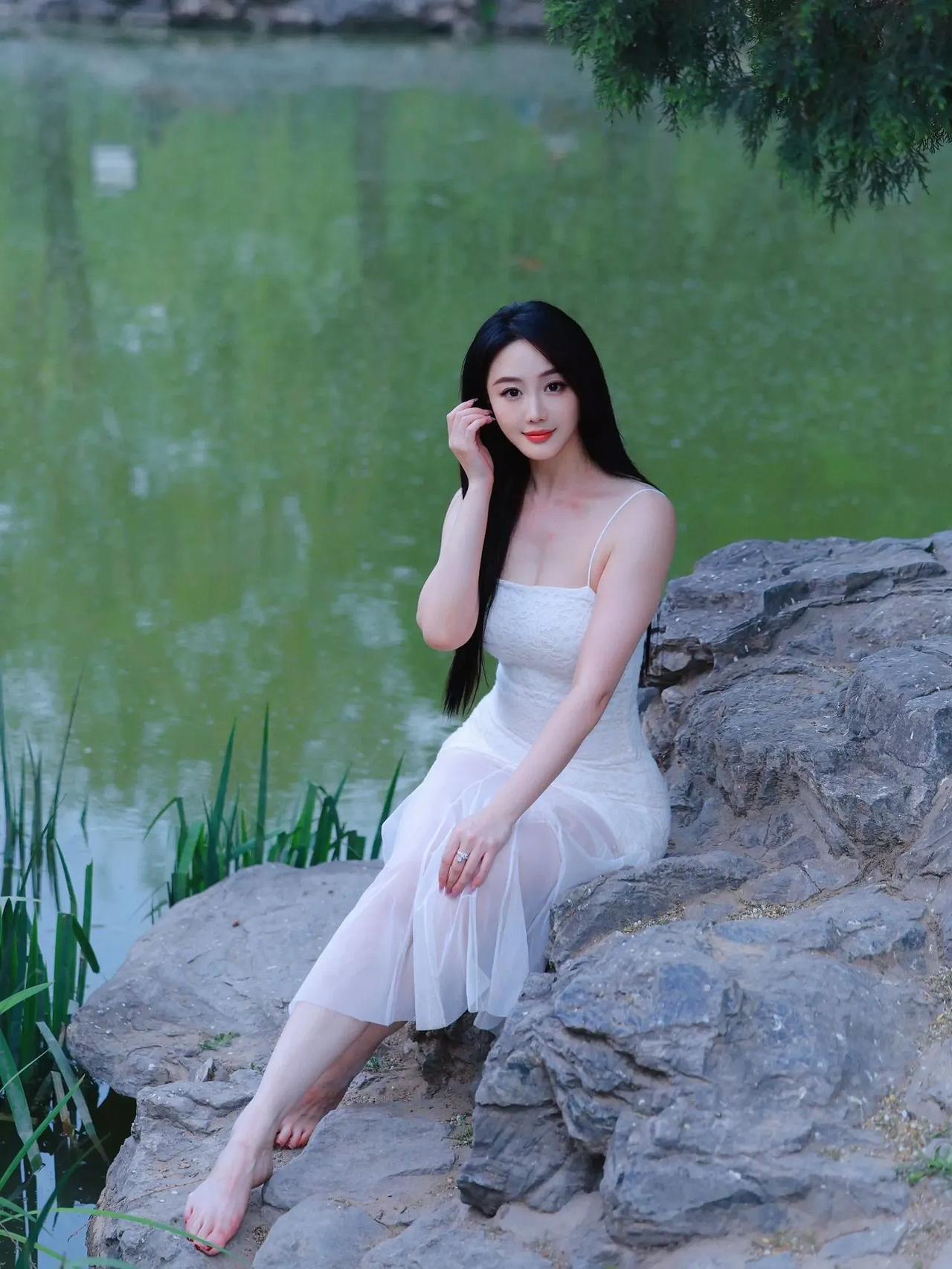 上联：一湖翠色，衬得仙姿如画下联：几缕清风，携来素影成诗对联对对联飞花令