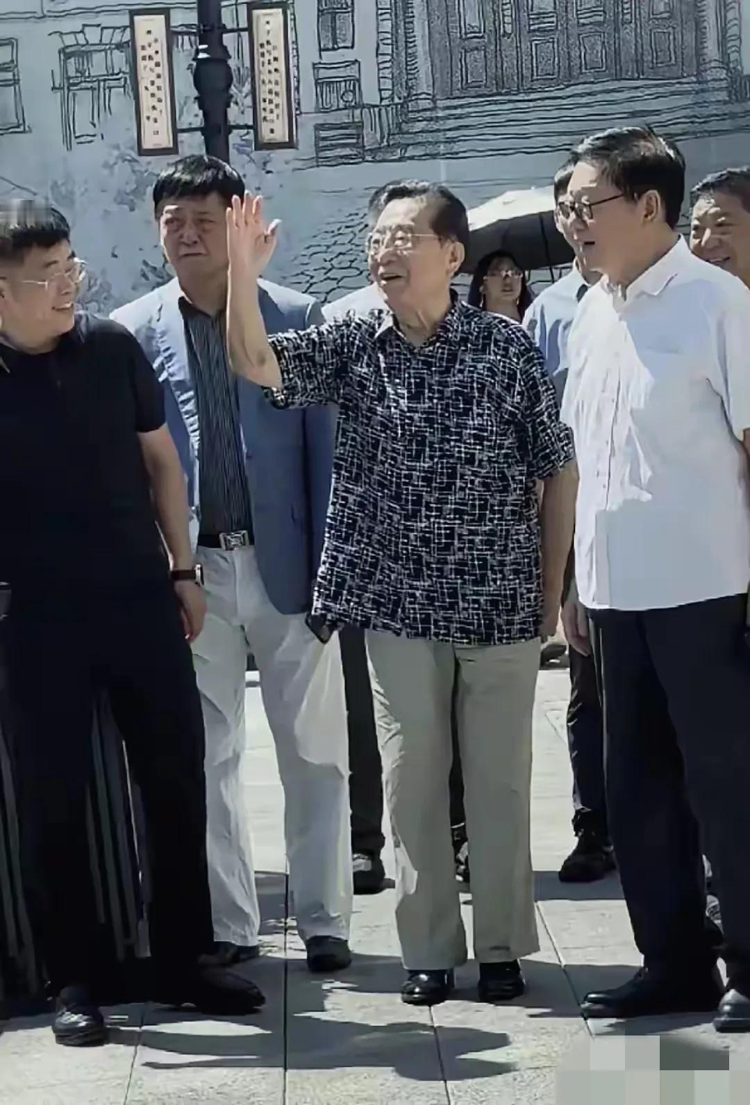 网友在哈尔滨偶遇李双江老师，李双江老师在街头和大家打招呼，虽然老师已经86岁高龄