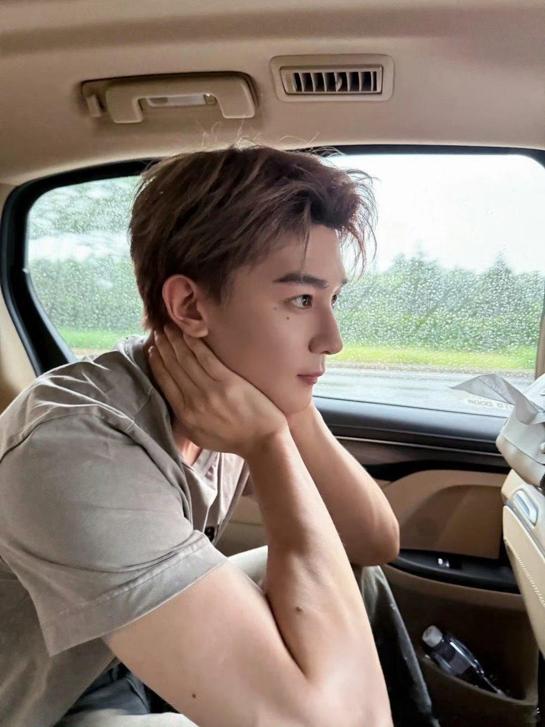 夏之光一组车内随拍，简直了😖😖😖​​​