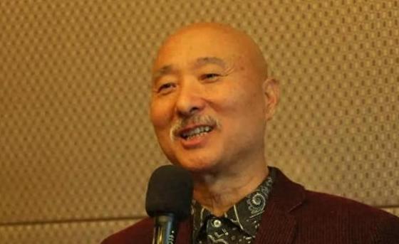 著名演员潘婕发视频，用“前恭后倨”“比吃苍蝇还难受”形容一位70多岁导演和他的儿