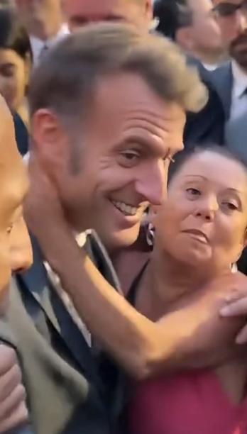 马克龙真的是放开自我了，在巴西萨尔瓦多访问时被一位女子拥抱还热吻了！11月5日