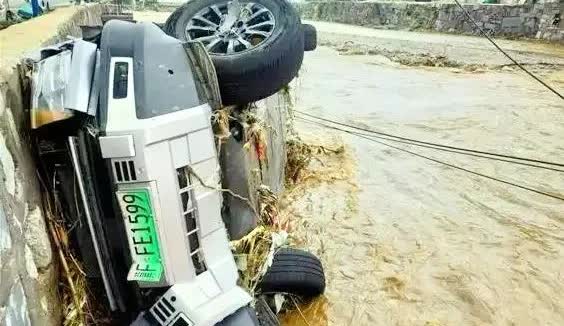 车主救人被困，车企暖心赠车，7月26日，河北保定暴雨如注，阜平县李亚星驾驶着比亚