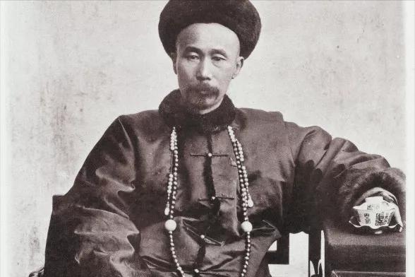 1863年，丧妻两年后，李鸿章决定再娶一房夫人，大婚当天，新娘的陪嫁丫鬟冬梅，