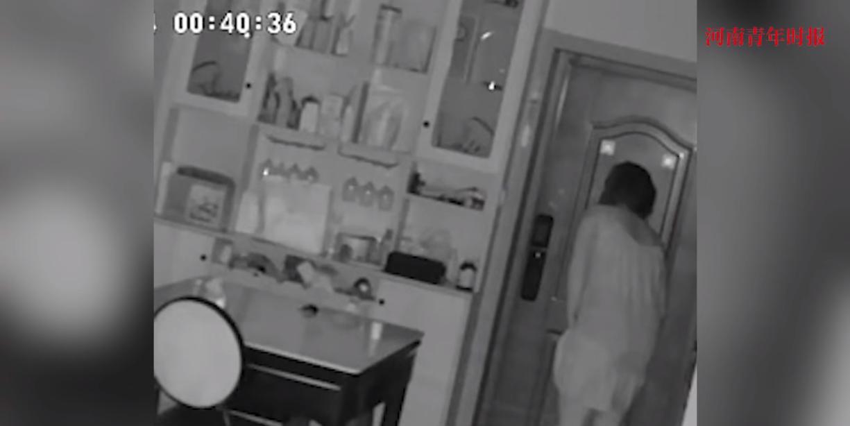 “太吓人了！”近日，四川德阳，一位老太半夜12点半来到独居女子家中，声称自己是送