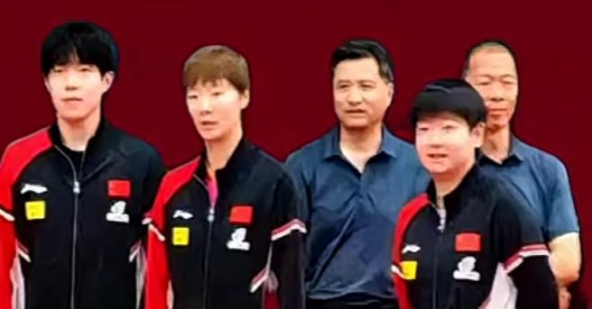 成都封训上演反差萌和俏皮逗1.王楚钦“玉米哲学”训练馆里楚钦穿着羽绒服配