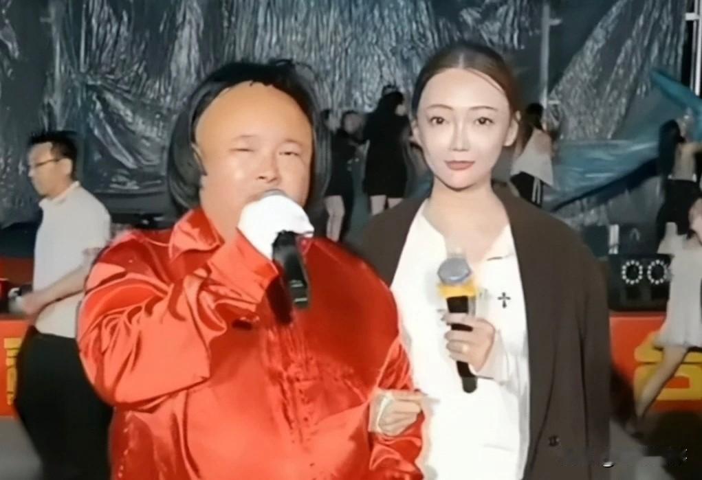 老狗称赞佳希旺夫，自认样貌丑陋却能力出众。昨天老狗办开业活动